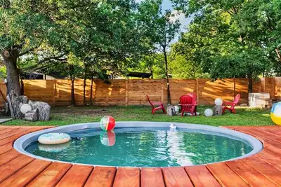 Image de Near the Domain w/ Beautiful Backyard