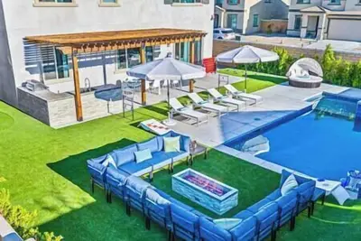 Image de 15 Bed, Glow Gameroom, Putting green, Pool & Bbq