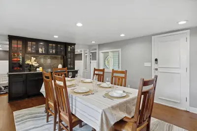 Image de Woodsy Retreat: Chef's Kitchen, Dance Room & Gym