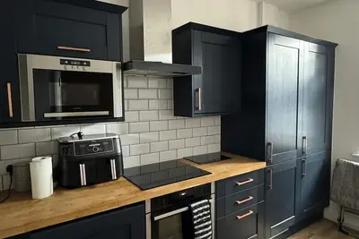 Image de Spacious townhouse can sleep up to 7 guests, and a stones throw from the beach!