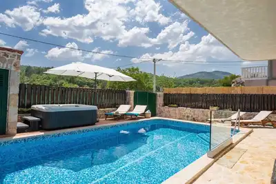 Image de Villa Maison Ancienne avec Piscine, Jacuzzi