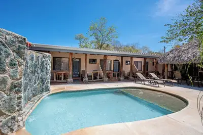 Image de Lovely 2 bedroom house, full kitchen, Ac apartment, steps from the Beach w/pool