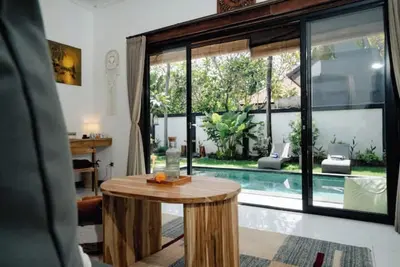 Image de Rejuvenate in a Serene Tropical Sanctuary\n\n
