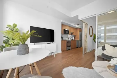 Image de Upscale Condo Steps from Dtk