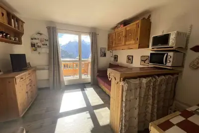 Image de Appartement style montagne avec vue dégagée sur la station et les montagnes dans un secteur calme