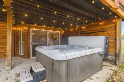 Image de Modern Cabin Perfect for Yellowstone Adventures! w/ A/C, Hot Tub, & More!
