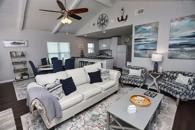 Image de Cozy Canal home 2 minutes from the Beach and fishing in the backyard.