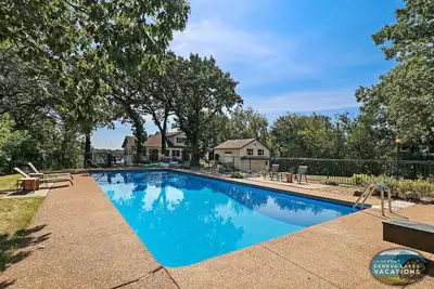 Image de The Highland House - Heated Pool, Lake Elizabeth Pier, Game Room! Perfect for families and groups