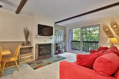 Image de Cozy 3-Bedroom Whiffletree Condo in Killington, Vt with Ski-In/Shuttle Access. Ski rental deals.