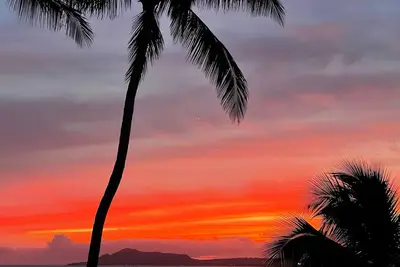 Image de Rare find! Stunning Views! 3-Br house with pool, WiFi, Ac in quiet Honolulu area