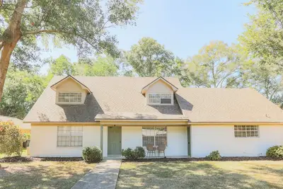 Image de Less than 1 mile from downtown Fairhope!