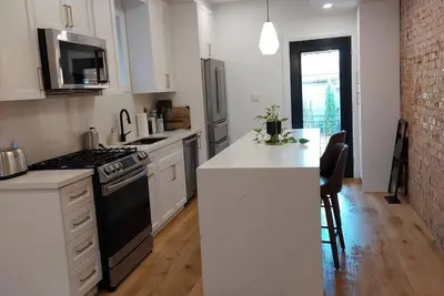 Image de Large two storey, 2-bedroom house in charming Toronto with WiFi, Ac