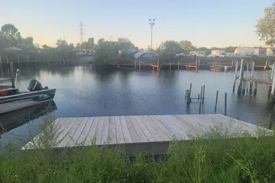 Image de Waterfront with boat dock 3-bedroom house on Detroit River canal. Good for 8
