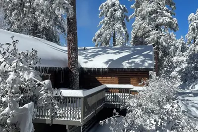Image de Cozy 3 bedroom house in Idyllwild with garage and electric car charging outlet.