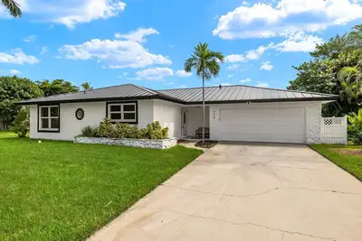 Image de Exceptional canal front home, beautiful design, steps to beach!