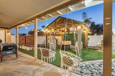 Image de Unique Chique backyard! Games, pool & so much more!