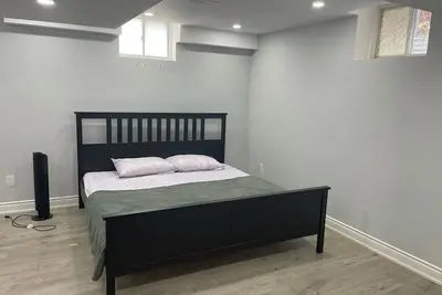 Image de A Private Basement Studio Unit with King bed