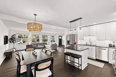 Image de Chic Beach Home - Walk to beach, zoo & park!