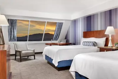 Image de Two Queen Room at a Hotel