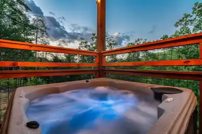 Image de Loved by Guests, Smoky Mountain Cabin, 3 King Suites, Hot Tub