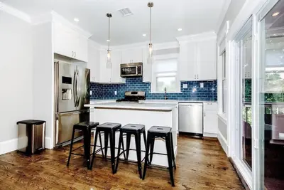 Image de Bright Upscale Boston Home| Private Deck, Near T