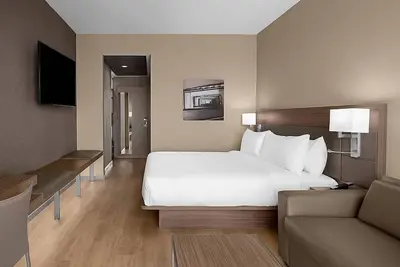 Image de Ideal Location for Your Getaway! 2 Spacious Rooms with King Bed, Rooftop Pool