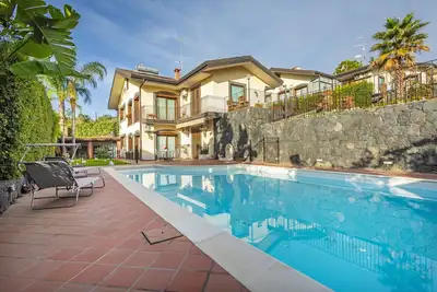 Image de Appartement 'Villa Di Mauro' avec vue sur montagne, piscine privée et climatisation