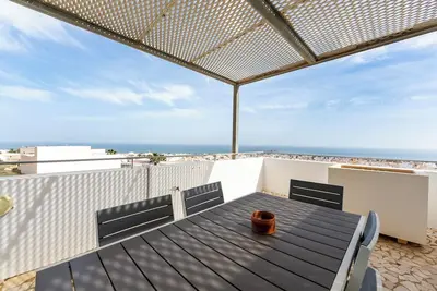 Image de Appartement 'Duplex de Luxe' avec vue sur la mer, piscine partagée et climatisation.