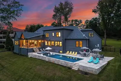 Image de New Saltwater Pool + Spa, Views | Wilson Hideaway