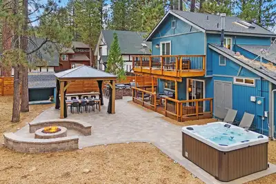 Image de Shoney Bear Cabin By Destination Big Bear: Pet Friendly! Hot Tub! Located Near Marinas & Lake! Air Hockey! Beautiful Outdoor Patio w/ Gazebo + Built In Gas Bbq and Grill!