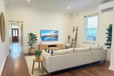 Image de Coastal Bondi Beach House (Incredible Location)