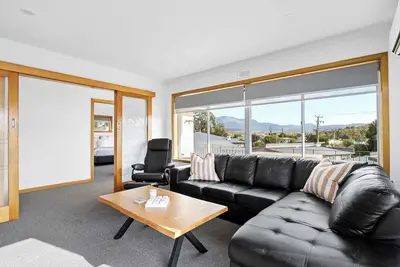Image de \"The Residential Retreat\" - Sleeps 15, 3. 5 Baths