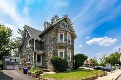 Image de Convenience & comfort awaits in this stylish 2-Bed/2-Bath in the heart of The Main Line.