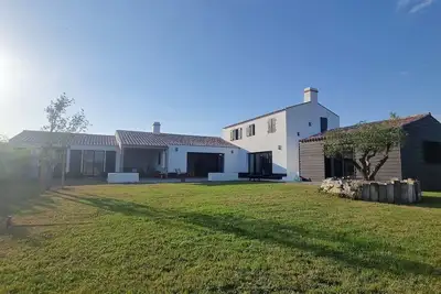 Image de Location de Vacances D'une Belle Maison Très Confortable Terrasse + Jardin