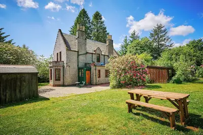 Image de Enchanting lochside lodge house in peaceful wooded\n grounds