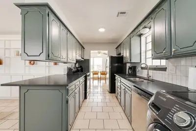 Image de Cozy Home in Nw Okc with garage & TVs in every room!
