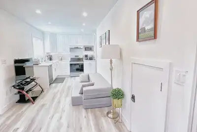 Image de RainierADU · Spacious Crtl San Jose 1b w/crib free street prkg