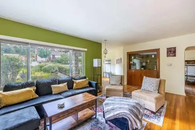 Image de Cozy 2br Home Near Unr with Large Deck & Parking
