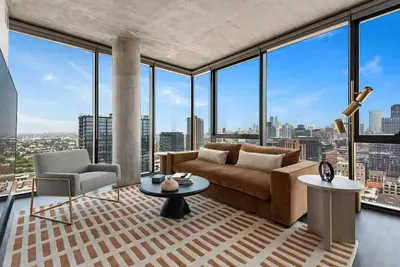 Image de Urban Escape: 2br w/ Pool, Gym & Skyline Views
