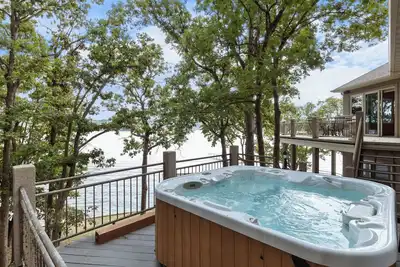 Image de Pet-Friendly Home In The Main Channel w/ Breathtaking Sunsets & Lake Views