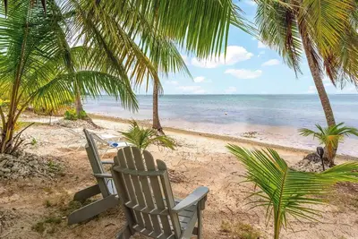 Image de Piece of Mine Blue: Beach Cottage on 200-feet of Shoreline w\/ Screened Porch, Snorkeling + Hammocks