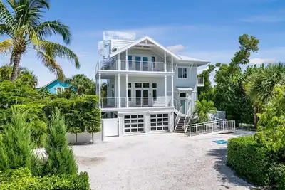 Image de Library Way Retreat: Your Sanibel Oasis with Private Pool, Spa, & Sun Deck