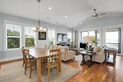 Image de Sandy Feet Retreat - Wonderful 4br/3. 5 bath duplex near beach access with pool!
