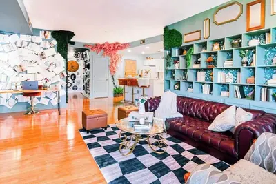 Image de Alice & Wonderland Wellness Themed Uptown Spot