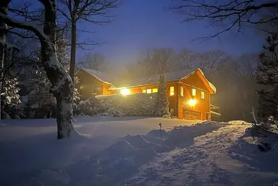 Image de Cozy chalet, minutes from Blue Mountain, wood-burning stove, fully renovated.