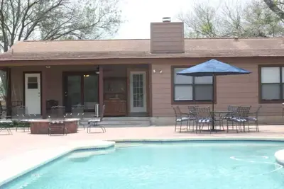 Image de Charming 4-Bedroom retreat with Expansive Pool & Firepit Space