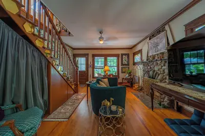 Image de 1920s Phoenicia Bungalow w/ Vintage Furnishings, Sauna, Fireplace, & Fenced Yard