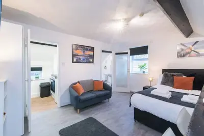 Image de D Dwellings Studio Apartment *On-site Parking *