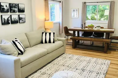 Image de 5min from King of the Ice! New home in White Lake w/Fire Pit and Grill!
