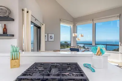 Image de Cloud 9 | Ocean Views | Sleeps 8!
